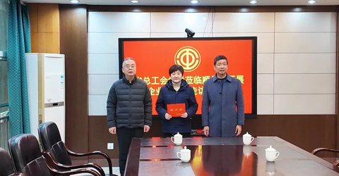 两名女工患病，省上县里都来慰问一一虹润三重保障体系筑就员工幸福家