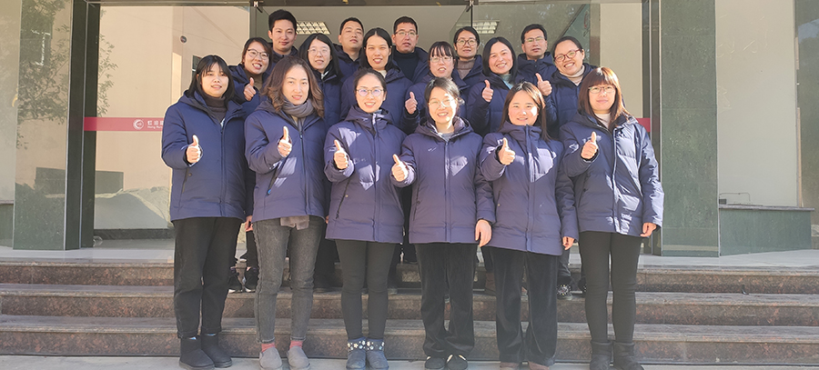 虹润公司统一发放冬季羽绒工作服